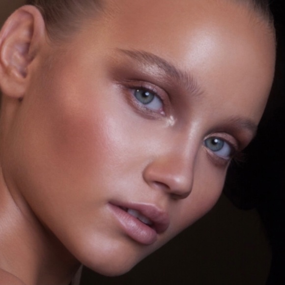 ALL OVER GLOW FACE & BODY SHIMMER IN POWDER - Picture 5 of 14